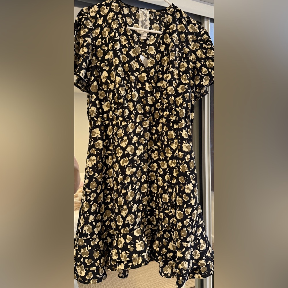 Sadie & Sage Floral Ruffle Hem Dress – Size Small 🌸✨